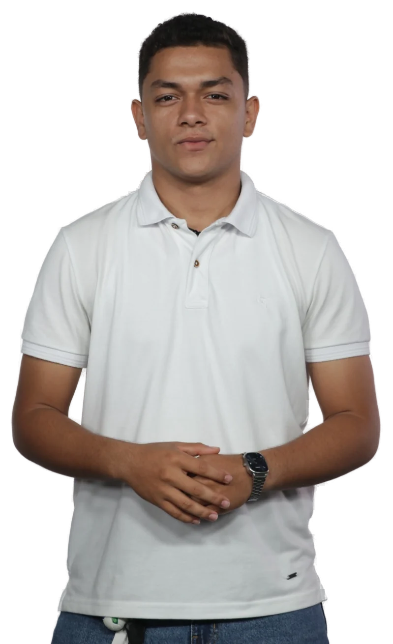 Alonso Pareja, de pie, con polo blanco