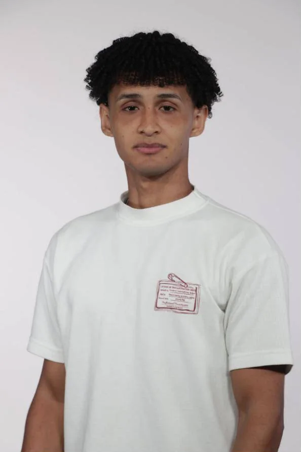 Retrato de becario de cabello rizado